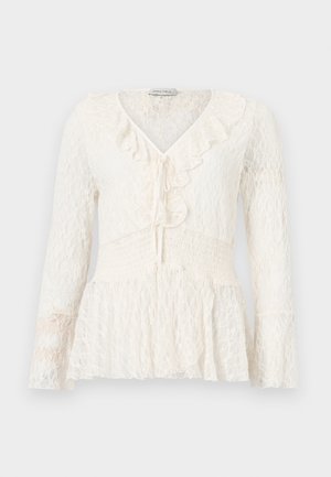 Blouse blanche en dentelle à manches longues avec encolure en V volantée, lien à nouer à l'avant, taille smockée et ourlet à basque, de la marque Anna Field.