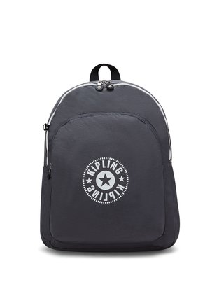 Dunkelgrauer Rucksack mit einer vorderen Reißverschlusstasche und einem runden Kipling-Logo mit einem Stern in der Mitte.