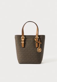 BRŪNS MONOGRAMMĒTS TOTE MAKS AR ZELTA AKSESUĀRIEM, DIVĀM ROKTURĀM UN SĀNU MK LOGA ŠARMU. TAM IR STRUKTURĒTA FORMĀ UN ĀDAS AKSESUĀRI.