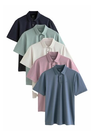 Cinco camisetas polo expuestas: navy, verde, blanca, rosa y azul. Mangas cortas, cuello abotonado, tela suave y pequeño logo en la camiseta azul.