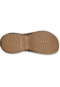 Schwarze und braune gepunktete Gummisohle mit strukturierten Griffmustern und erhöhten Profilen. Enthält den Markennamen "Crocs" und die Größe "M 7."