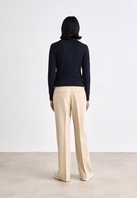 GANT FLARE SLACK - Stoffhose - dry sand