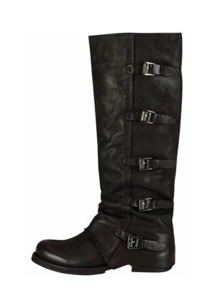 Černá kožená vysoká bota s texturovaným povrchem, přiléhavým designem a pěti nastavitelnými přezkami podél strany. Plochá podrážka.