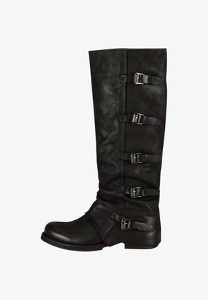 Černá kožená vysoká bota s texturovaným povrchem, přiléhavým designem a pěti nastavitelnými přezkami podél strany. Plochá podrážka.