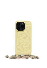 Funda de teléfono de silicona amarilla con diseño en relieve, que presenta tres recortes para la cámara, cuerda decorativa adjunta en crema y verde con extremos anudados.