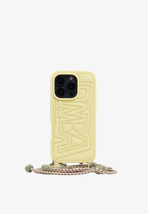 Funda de teléfono de silicona amarilla con diseño en relieve, que presenta tres recortes para la cámara, cuerda decorativa adjunta en crema y verde con extremos anudados.