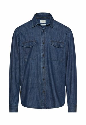 Granatowa koszula z długim rękawem, wykonana z ciemnego denimu, z dwoma klapkowymi kieszeniami na piersi i czarnymi guzikami z przodu.