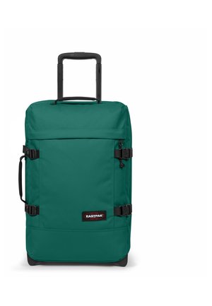 Zaino a ruote verde in nylon con manico retrattile, cinghie di compressione laterali e dettagli neri. Presenta il logo Eastpak sul fronte.