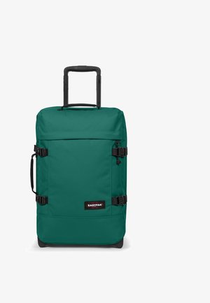 Zaino a ruote verde in nylon con manico retrattile, cinghie di compressione laterali e dettagli neri. Presenta il logo Eastpak sul fronte.