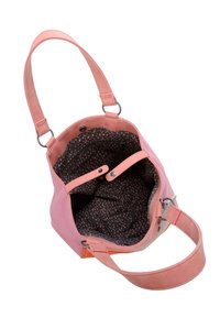 Różowa torba na ramię o gładkiej powierzchni, z ciemnym wzorzystym wnętrzem, z zapięciem na zatrzask i regulowanymi paskami na ramię.
