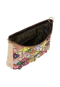 Marmorert håndtaske med blomsterapplikationer, lavet af struktureret læder. Guldfarvet hardware, åbningen afslører en mørk indre med lynlåslomme.