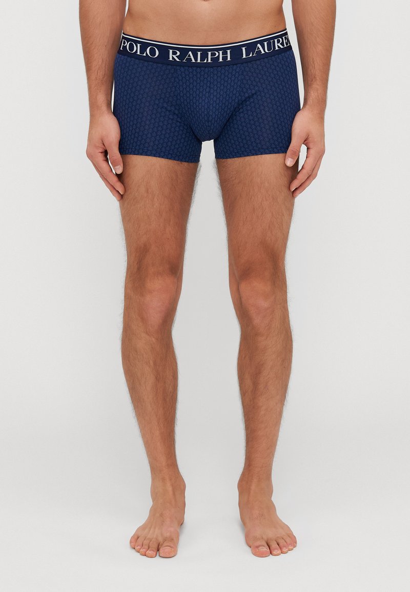 Boxeri de culoare bleumarin, confecționați dintr-un material moale, având un design cu modele și o talie contrastantă pe care este scris "POLO RALPH LAUREN".