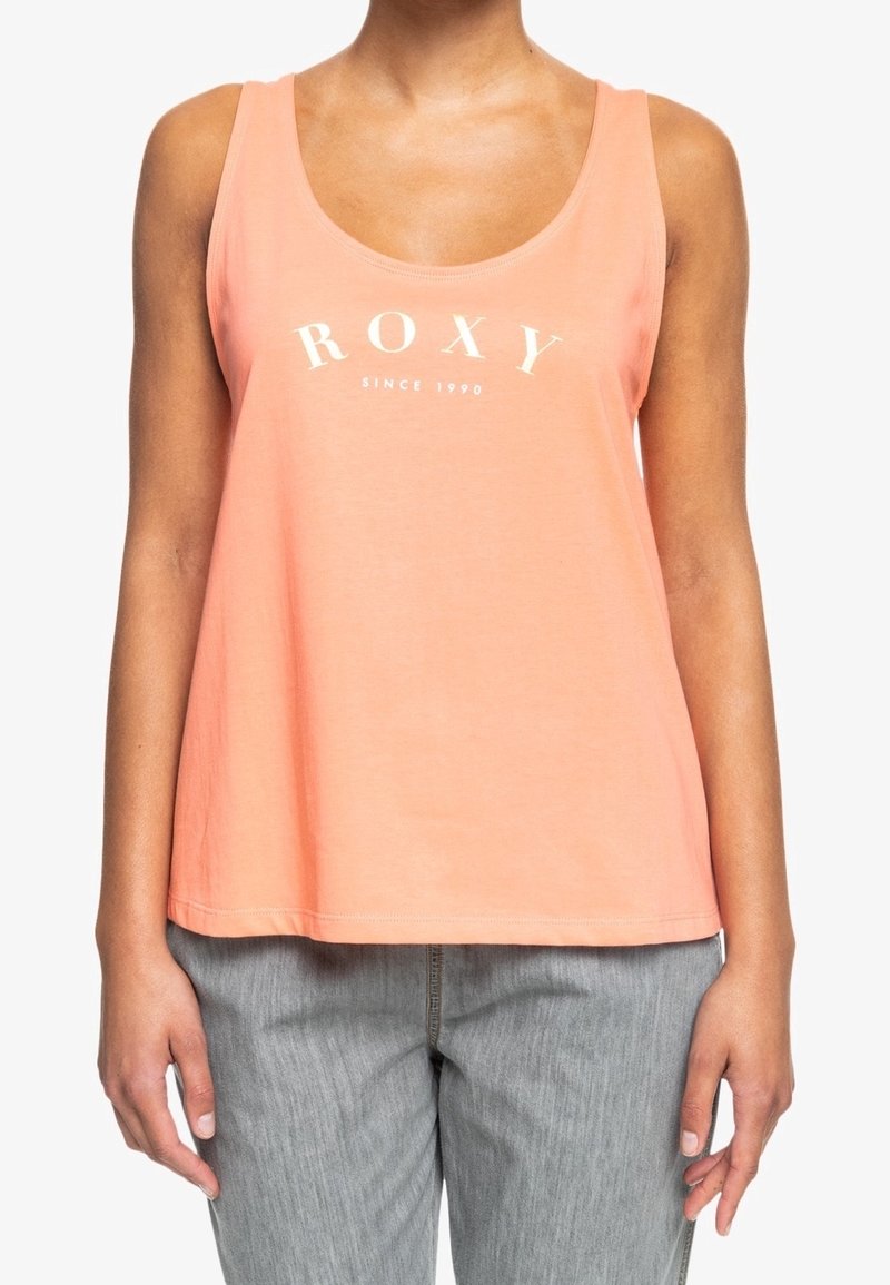 Top sin mangas de color coral claro, hecho de algodón suave, con un escote redondo y el texto "ROXY" acompañado de "desde 1990" impreso en blanco.