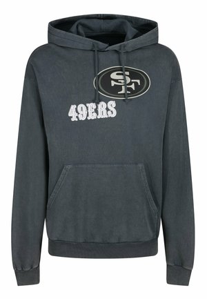 Sudadera con capucha en gris oscuro, con un bolsillo canguro delantero, que presenta un logo de "49ERS" en blanco y un logo circular de SF en el pecho.