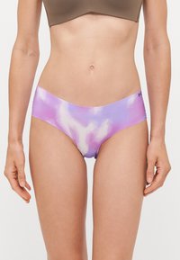 Mitmekesine bikiinialus, millel on tie-dye muster lilla ja roosa toonides. Sile, veniv kangas, madala vöökoha disain ja minimaalne katteaste.