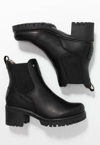 Černé kožené kotníkové boty s elastickými bočními panely, masivními gumovými podpatky a zdrsněnými podešvemi. Obsahují poutka pro snadné obouvání.