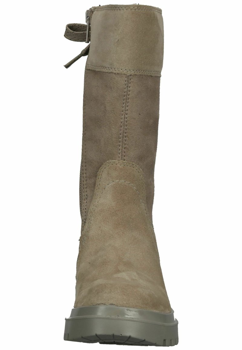 Hohe, beige Wildlederstiefel mit gestickten Details, Vorderansicht, robusten grauen Gummisohle und Rückenschnalle mit Riemen oben.