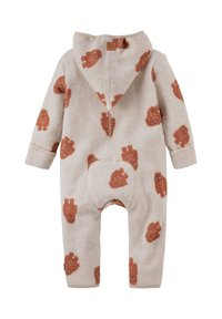 Beige fleecespeelpak voor baby's met capuchon, versierd met bruine teddybeer-afdrukken, met omgeslagen mouwen en een extra stoffen patch op de rug.