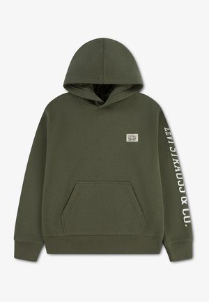 Olijfgroene hoodie met buidelzak voor, klein vierkant logo op de borst en witte tekst op de linkermouw.