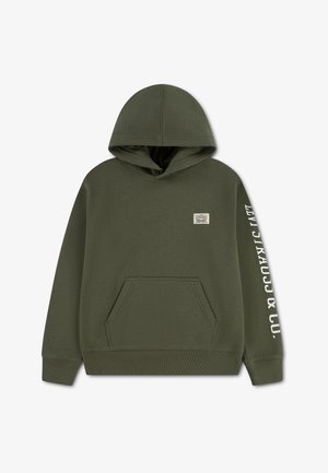 Olijfgroene hoodie met buidelzak voor, klein vierkant logo op de borst en witte tekst op de linkermouw.