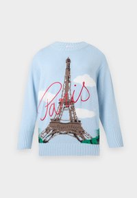 Hellblauer Pullover mit Design des Eiffelturms und rotem "Paris"-Text, verziert mit weißen Wolken und grünen Blattakzenten.