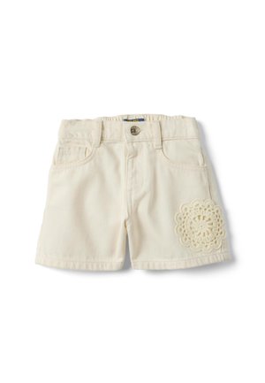 Crèmewitte korte broek voor peuters met voorzakken, een knoopsluiting, lussen voor een riem en een decoratief gehaakt applicatie op het rechterbeen.