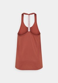 Punainen urheilullinen tankkitoppi, jossa racerback-mallinen selkäosa. Valmistettu pehmeästä kankaasta, jossa on logolla varustettu hihna ja löysä leikkaus mukavuutta varten aktiivisuuden aikana.