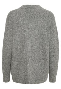 Suéter de punto gris con una textura suave, que presenta un corte holgado, escote redondo y mangas largas. Sin patrones visibles ni detalles de hardware.