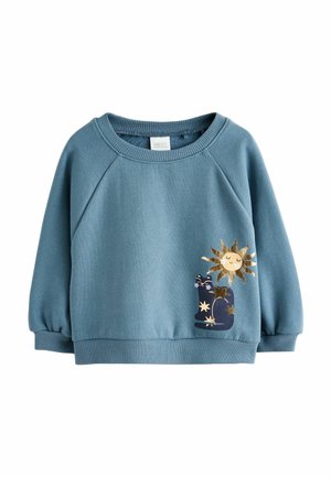 Sweatshirt de culoare albastru deschis, cu guler rotund împletit, mâneci pufoase și un design brodat cu soare și pisică, având accente aurii și bleumarin.