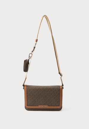 Braune Michael Kors Umhängetasche mit Muster, mit beigem Lederbesatz und verstellbarem beigen Schultergurt mit angebrachtem kleinem Täschchen.