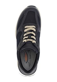 Scarpa atletica nera con tomaia in mesh e pelle, lacci color crema, collo imbottito e soletta testurizzata con logo. Punta arrotondata e suola spessa.