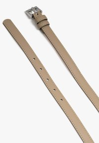 Béžový kožený pásek s texturovaným povrchem, vybavený kovovou čtvercovou sponou a několika možnostmi nastavení podél pásku.