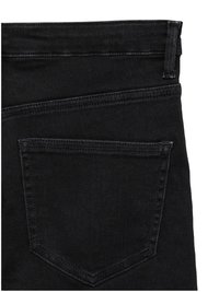 Tasca posteriore e cintura di jeans denim neri con cuciture visibili e passante per cintura su sfondo bianco.