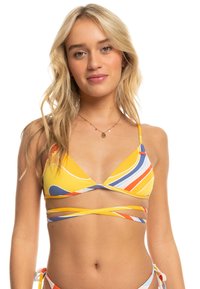 Geel bikini top met driehoekige cups, voorzien van levendige blauwe, oranje en witte strepen. Kruisende bandjes voegen een uniek ontwerpelement toe.