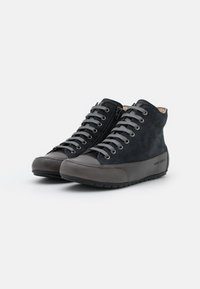 Sneaker alte nere con una combinazione di materiali in pelle e tessuto, dotate di dettagli testurizzati, occhielli in metallo e suola in gomma.