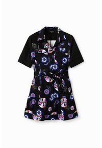 Czarna sukienka z krótkim rękawem i kołnierzykiem, zdobiona kolorowymi okrągłymi wzorami w odcieniach różu, niebieskiego i zielonego. W komplecie znajduje się pasujący pasek.