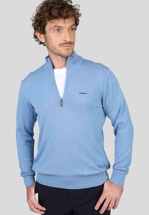 Pull léger bleu clair à fermeture éclair quart, en tissu tricoté doux. Présente des poignets et un ourlet côtelés, avec un logo discret près de la fermeture éclair.