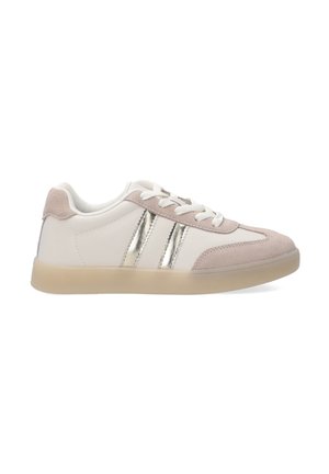 Weiße und hellrosa Sneaker aus Wildleder und synthetischen Materialien, mit metallisch glänzenden silbernen Streifen und einer Gummisohle. Die Schnürsenkel sind weiß.