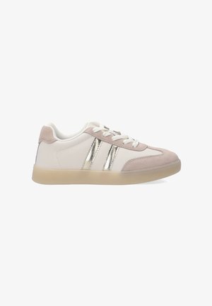 Weiße und hellrosa Sneaker aus Wildleder und synthetischen Materialien, mit metallisch glänzenden silbernen Streifen und einer Gummisohle. Die Schnürsenkel sind weiß.