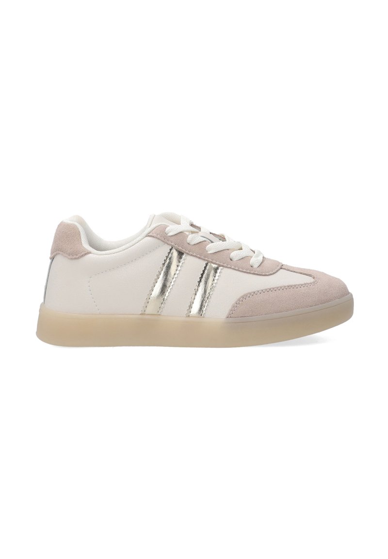Witte en lichtroze sneaker van suede en synthetische materialen, met metallic zilveren strepen en een rubberen zool. De veters zijn wit.