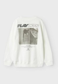 Witte sweatshirt met een grafische print van basketbalelementen, gecentreerde tekst "PLAYOFFS," en contrasterende zwarte details. Ribgebreide manchetten en zoom.