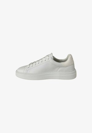 Sneaker in pelle bianca con punta tonda, lacci piatti, collare imbottito e suola in gomma bianca testurizzata. Design minimalista, finitura liscia.