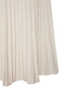 Faltender beiger Rock aus weichem Stoff; mit vertikalen Rillen und einer A-Linie-Form, die eine fließende Silhouette erzeugt. Die Ränder sind sanft gesäumt.