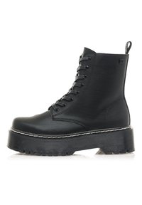 Botín de cuero negro hasta el tobillo con diseño de cordones, suela de plataforma gruesa, huella de goma texturizada y detalle de costura blanca en contraste.