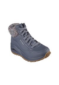 Bottine à cheville gris foncé avec un col en tricot texturé, dotée d'un laçage à l'avant, d'une languette rembourrée et d'une semelle en caoutchouc avec une unité d'air visible.