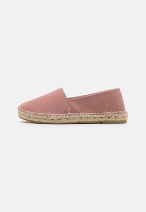 Lyserød slip-on espadrille med vævet jutesål og syet overdels, vist fra siden på en hvid baggrund.