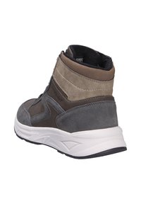 Sneaker alta con pannelli in suede grigio e marrone, suola bianca e caviglia imbottita per supporto. Finitura texturizzata con dettagli di cucitura.