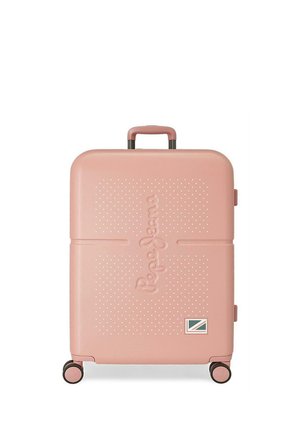 Maleta rígida de color rosa claro con cuatro ruedas, una asa superior y el nombre de la marca en relieve en el frente, de pie sobre un fondo blanco.