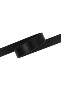 Cinturón de cuero negro que presenta un diseño simple y plano con una textura suave y un lazo continuo, adecuado para uso casual o formal.