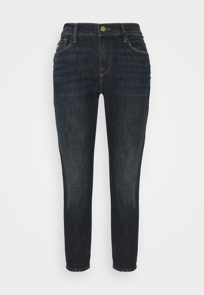Jeans in denim blu scuro con vestibilità slim, design a cinque tasche e chiusura con bottone. Presentano cuciture sottili e una texture liscia.